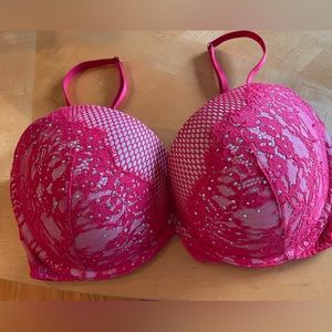 Victoria’s Secret very sexy,push-up bra size 34DD. W/Swarovski crystals.